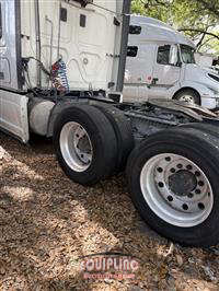 2015 Freightliner CASCADIA 6X4 T/A SLEEPER TRUCK