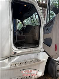 2015 Freightliner CASCADIA 6X4 T/A SLEEPER TRUCK