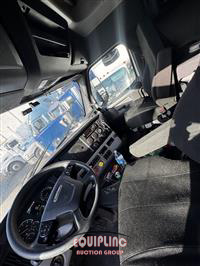 2018 Freightliner CASCADIA 6X4 T/A SLEEPER TRUCK