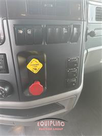 2015 Peterbilt 579 6X4 T/A SLEEPER TRUCK TRAC