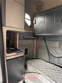 2019 Freightliner CASCADIA 6X4 T/A SLEEPER TRUCK