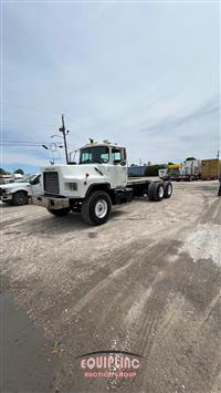 2000 Mack DM690S
