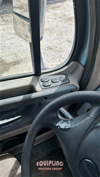 2012 Freightliner CASCADIA 6X4 T/A SLEEPER TRUCK