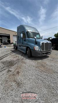 2012 Freightliner CASCADIA 6X4 T/A SLEEPER TRUCK