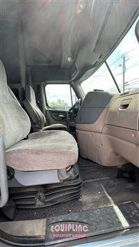 2012 Freightliner CASCADIA 6X4 T/A SLEEPER TRUCK