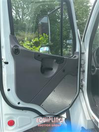 2017 Freightliner M2 4X2 S/A 26FT NON CDL BOX TR