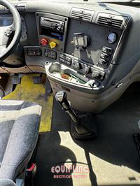 2017 Freightliner CASCADIA 6X4 T/A SLEEPER TRUCK