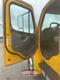 2018 Freightliner M2 4X2 S/A 26FT NON CDL BOX TR