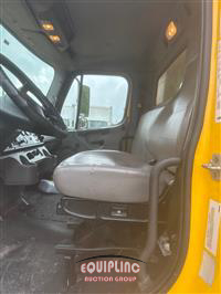 2018 Freightliner M2 4X2 S/A 26FT NON CDL BOX TR