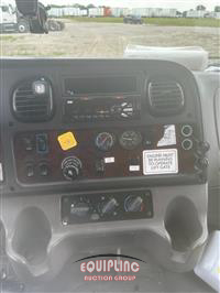 2018 Freightliner M2 4X2 S/A 26FT NON CDL BOX TR