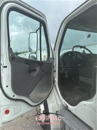 2020 Freightliner M2 4X2 S/A 26FT NON CDL BOX TR