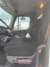2020 Freightliner M2 4X2 S/A 26FT NON CDL BOX TR