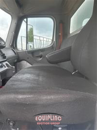 2017 Freightliner M2 4X2 S/A 26FT NON CDL BOX TR