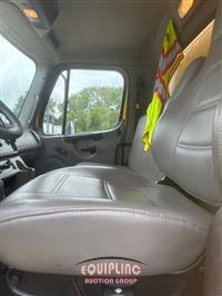 2020 Freightliner M2 4X2 S/A 26FT NON CDL BOX TR