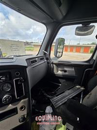 2019 Freightliner CASCADIA 6X4 T/A SLEEPER TRUCK