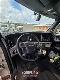 2019 Freightliner CASCADIA 6X4 T/A SLEEPER TRUCK