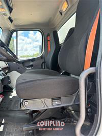 2019 Freightliner M2 4X2 S/A 26FT NON CDL BOX TR