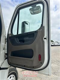 2015 Freightliner CASCADIA 6X4 T/A DAY CAB TRUCK