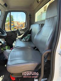 2020 Freightliner M2 4X2 S/A 26FT NON CDL BOX TR