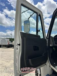 2019 International 4300 4X2 S/A 26FT NON CDL BOX 