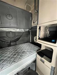 2017 Freightliner CASCADIA 125 6X4 T/A SLEEPER T