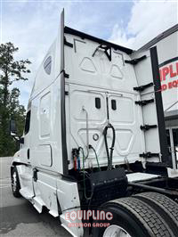 2017 Freightliner CASCADIA 6X4 T/A SLEEPER TRUCK