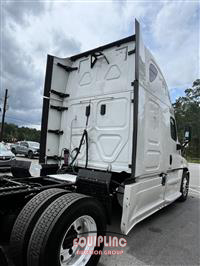 2017 Freightliner CASCADIA 6X4 T/A SLEEPER TRUCK