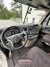 2017 Freightliner CASCADIA 6X4 T/A SLEEPER TRUCK
