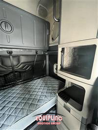 2017 Freightliner CASCADIA 6X4 T/A SLEEPER TRUCK