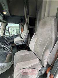 2018 Freightliner CASCADIA 6X4 T/A SLEEPER TRUCK
