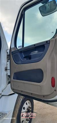 2018 Freightliner CASCADIA TRI/A SLEEPER TRUCK
