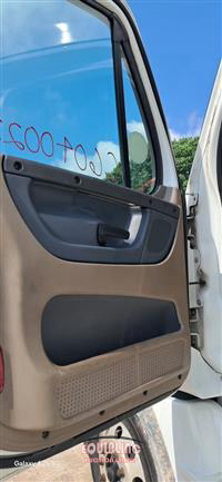 2018 Freightliner CASCADIA TRI/A SLEEPER TRUCK