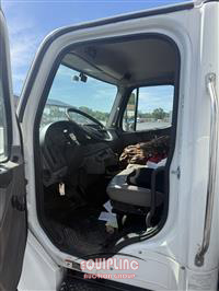 2020 Freightliner M2 4X2 S/A 26FT NON CDL BOX TR