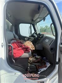 2020 Freightliner M2 4X2 S/A 26FT NON CDL BOX TR