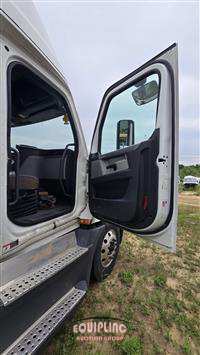 2020 Freightliner CASCADIA 6X4 T/A SLEEPER TRUCK