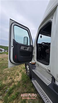 2020 Freightliner CASCADIA 6X4 T/A SLEEPER TRUCK