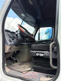 2019 Freightliner CASCADIA 6X4 T/A SLEEPER TRUCK
