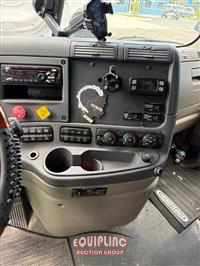 2019 Freightliner CASCADIA 6X4 T/A SLEEPER TRUCK