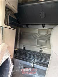 2019 Freightliner CASCADIA 6X4 T/A SLEEPER TRUCK