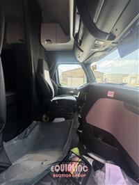 2019 Freightliner CASCADIA 6X4 T/A SLEEPER TRUCK