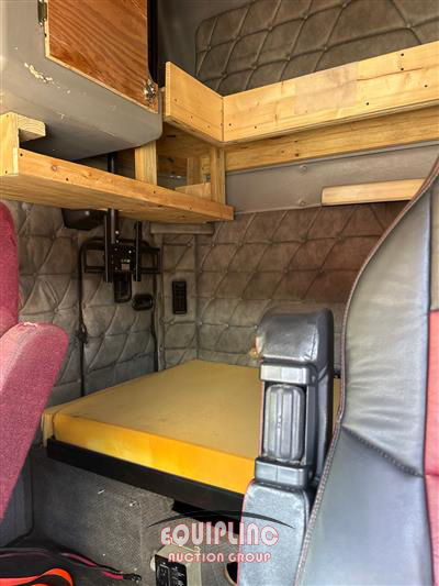 2001 Freightliner FLD132