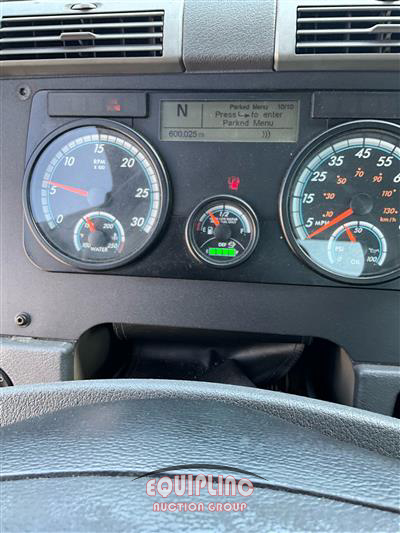 2017 Freightliner CASCADIA 6X4 T/A DAY CAB TRUCK