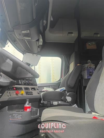 2021 Freightliner CASCADIA 6X4 T/A SLEEPER TRUCK