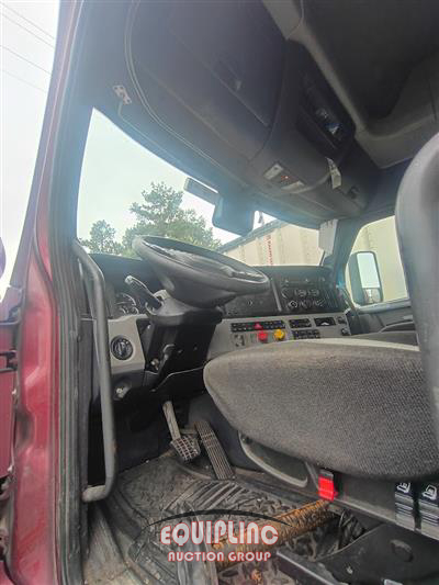 2021 Freightliner CASCADIA 6X4 T/A SLEEPER TRUCK