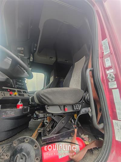 2021 Freightliner CASCADIA 6X4 T/A SLEEPER TRUCK
