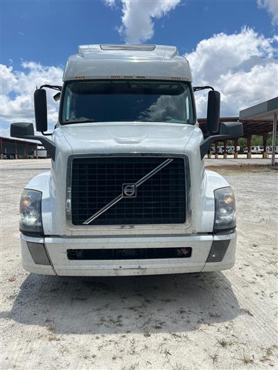 2018 VOLVO TRUCK VNL 6X4 T/A SLEEPER TRUCK TRAC