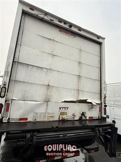 2015 International 4300 4X2 S/A NON CDL BOX TRUCK