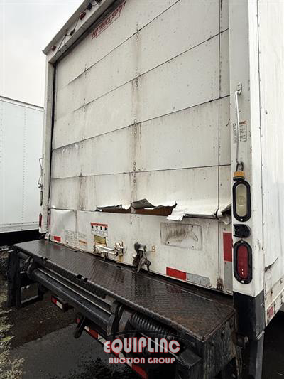 2015 International 4300 4X2 S/A NON CDL BOX TRUCK