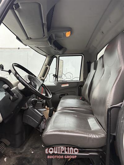 2015 International 4300 4X2 S/A NON CDL BOX TRUCK