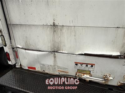 2015 International 4300 4X2 S/A NON CDL BOX TRUCK